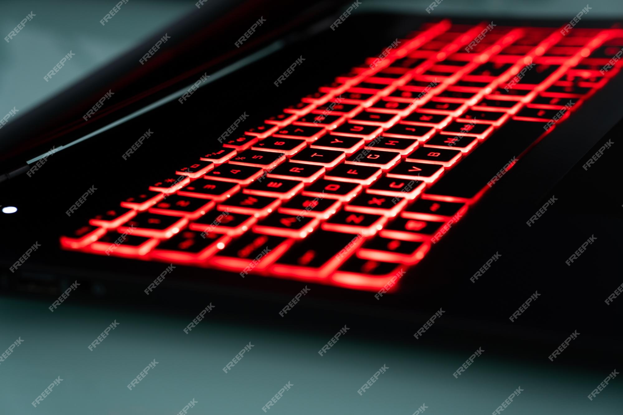 El teclado iluminado en computadora portátil para juegos | Foto Premium