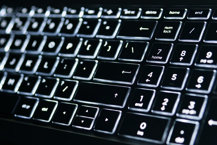 Foto teclado iluminado. luz blanca en el teclado del portátil.