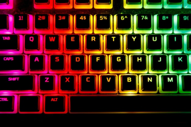 Teclado de juegos con teclas mecánicas en primer plano