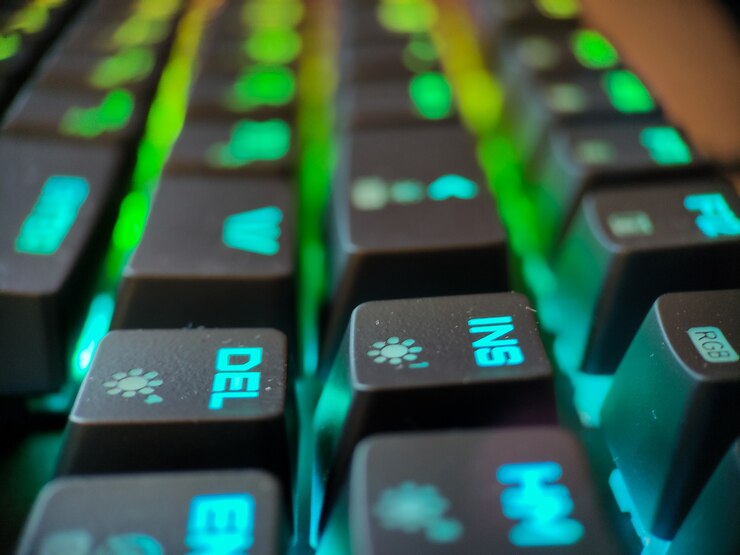 Foto teclado de jugador con macro retroiluminación de neón desenfocado de cerca. juegos en línea y fondo del concepto de realidad virtual. foto de alta calidad