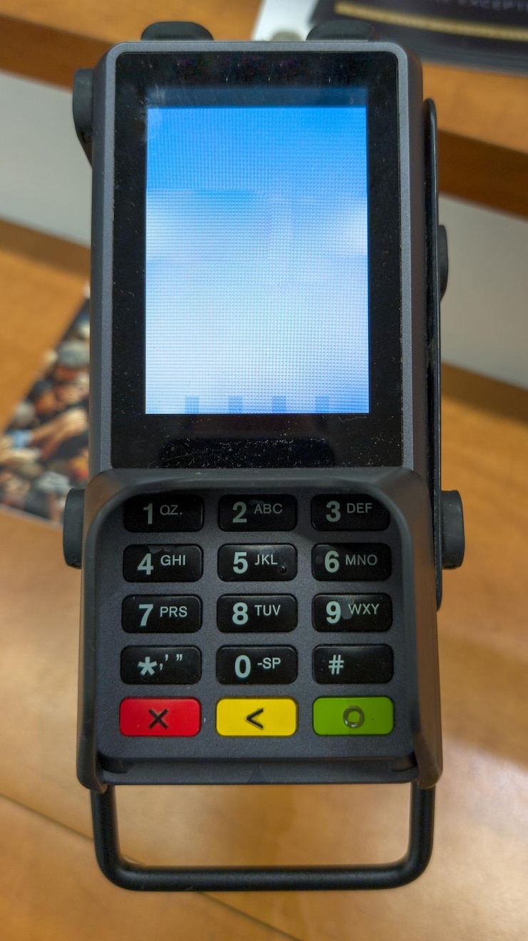 Foto teclado y lector de tarjetas bancarias en la tienda símbolo de consumo y compras