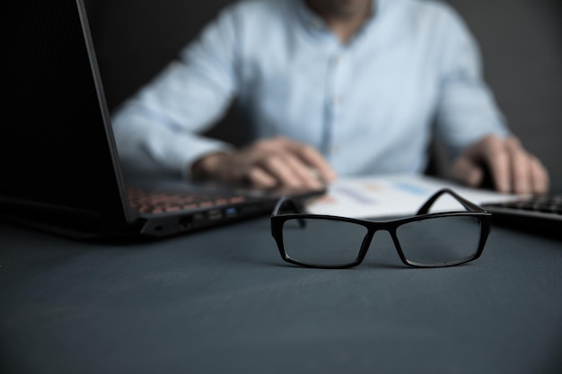 Teclado de mano de hombre con gafas