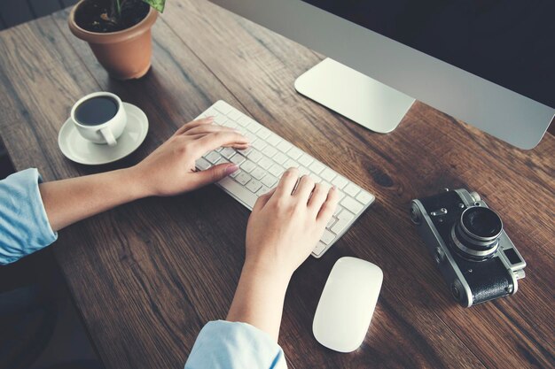 Teclado de mano de mujer con cámara