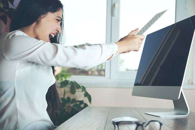 Teclado de mano de mujer enojada