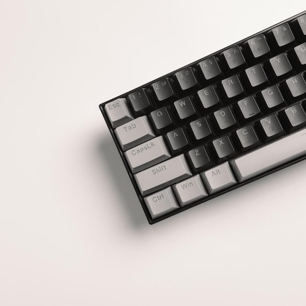 teclado mecânico minimalista com fundo branco