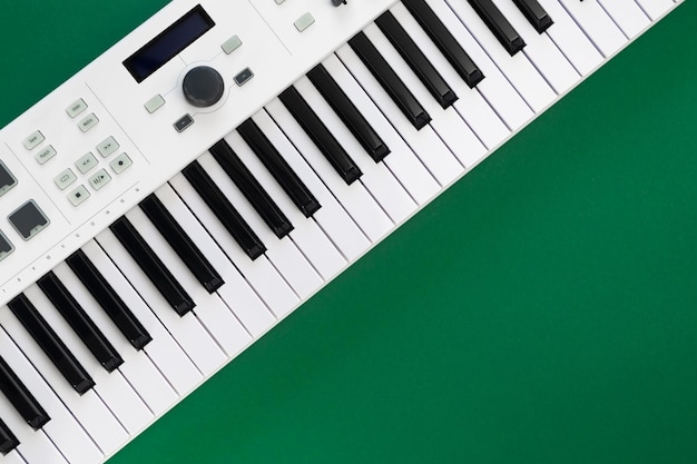 Teclado Midi em fundo verde plano espaço de cópia do conceito de criatividade musical