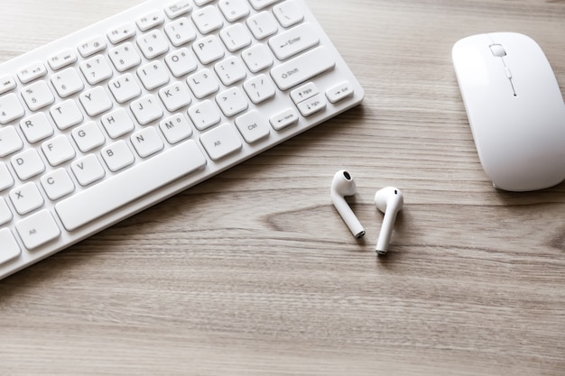 Teclado, mouse y auriculares en el escritorio