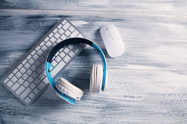 Teclado, mouse e fones de ouvido na mesa