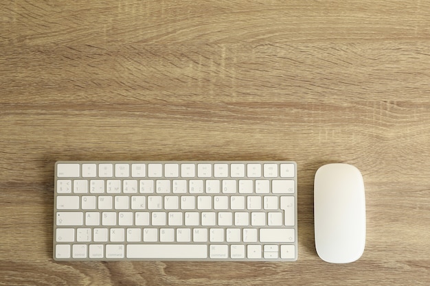 Teclado y mouse en madera, vista superior