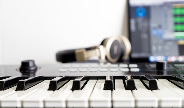 Teclado musical em DAW home studio music station