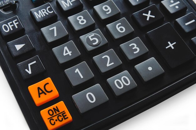 Teclado negro de la calculadora sobre fondo blanco, enfoque selectivo