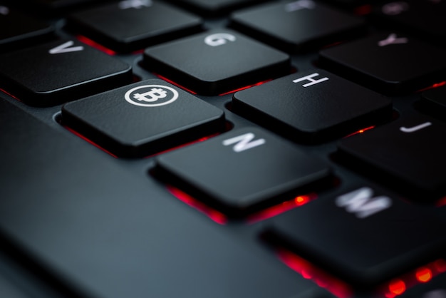 Teclado negro con icono bitcoin