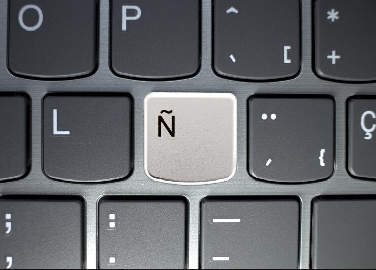 Foto un teclado negro con la letra especial en él