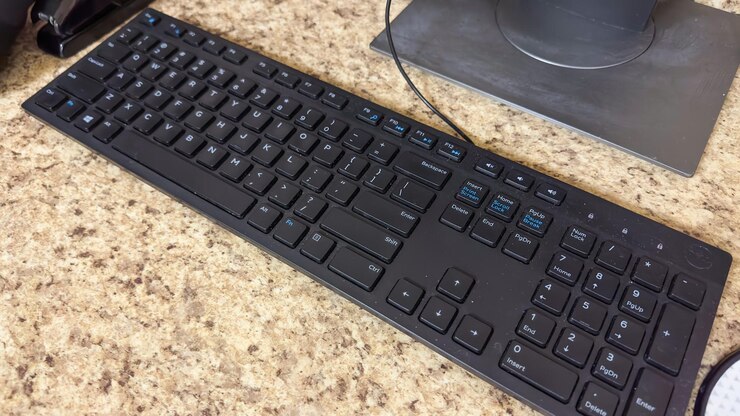 Foto un teclado negro con la palabra teclado en él