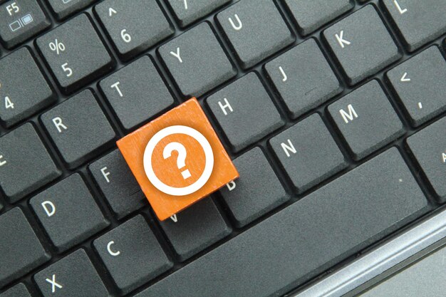un teclado negro con un signo de pregunta en él