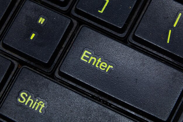 Teclado negro con teclas de entrada en color verde Foto macro de alto detalle de las teclas del teclado