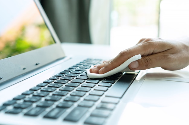 Teclado para limpeza das mãos com toalhete desinfetante. conceito de desinfecção de superfícies de bactérias ou vírus. fechar-se