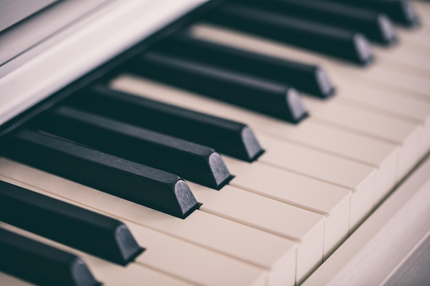 Teclado de piano blanco clásico