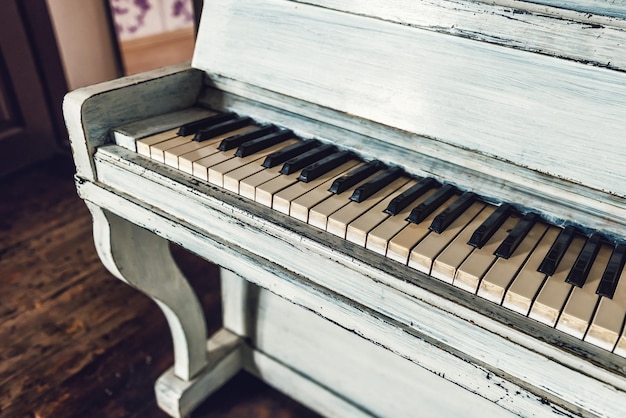 Teclado de piano blanco vintage