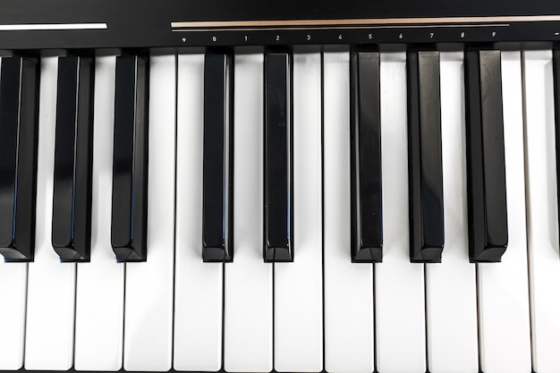 Teclas Pretas E Brancas De Piano E Tela De Tabuleiro. O Conceito De Cursos  Online Do Jogo Para Piano. Natal Foto de Stock - Imagem de natal, concerto:  252724150