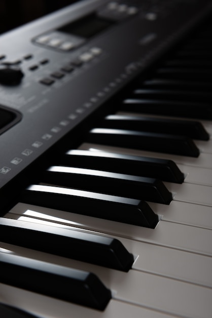 Foto teclado de piano electrónico para tocar y grabar música en estudio