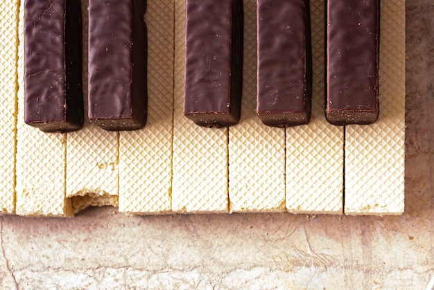 teclado de piano forrado con gofres y malvaviscos de chocolate