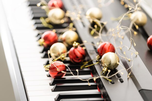 Teclado de piano con guirnalda navideña de cerca
