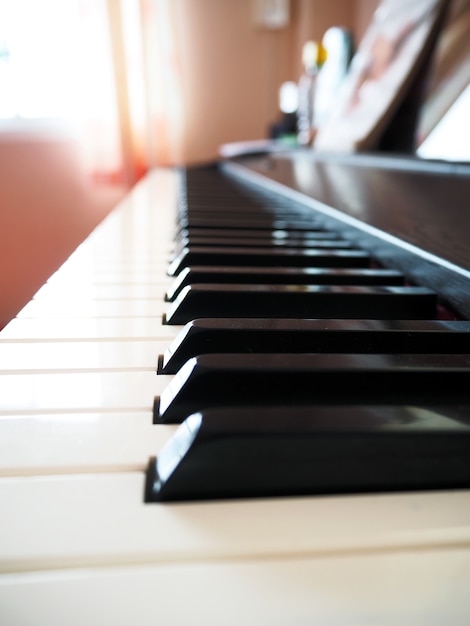 Teclado de piano de primer plano.