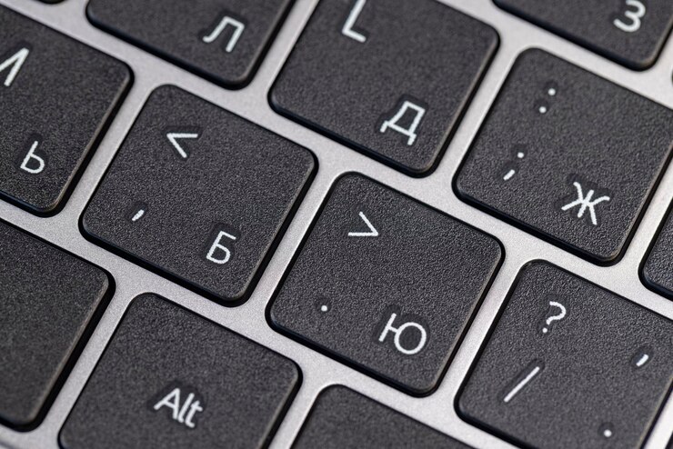 Foto el teclado de plástico negro de la computadora de cerca