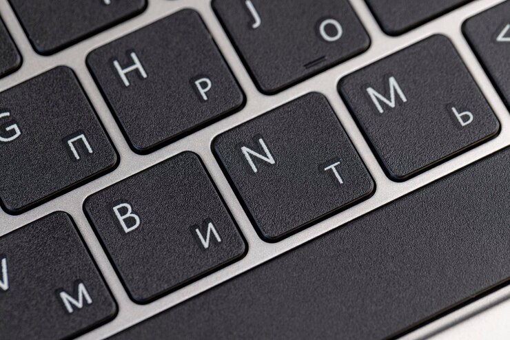 Foto el teclado de plástico negro de la computadora de cerca