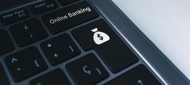 Teclado de portátil con concepto de banca en línea en botones Aplicación de negocios Compras en línea