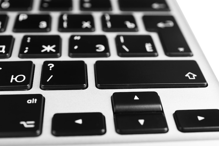 Foto el teclado de un portátil moderno en primer plano