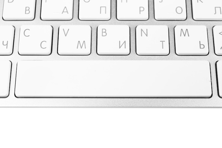Foto el teclado de un portátil moderno en primer plano
