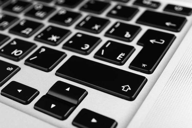 El teclado de un portátil moderno en primer plano