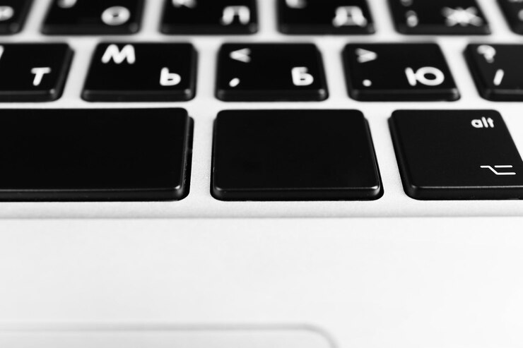 Foto el teclado de un portátil moderno en primer plano
