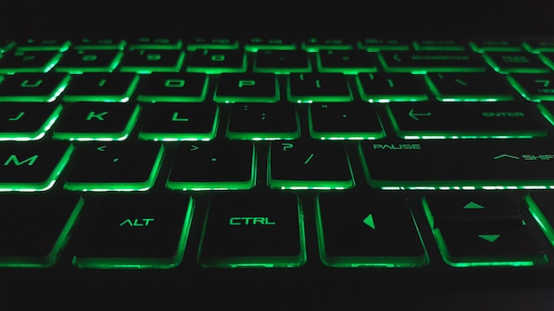 Foto teclado portátil tipo qwerty con luz verde