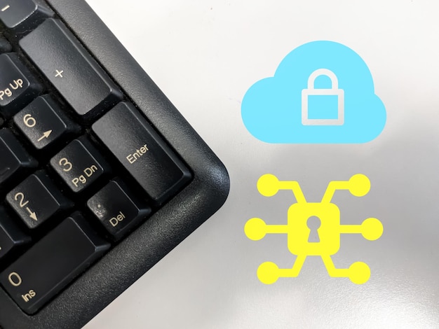 Teclado preto de vista superior e ícone do sistema de palavras-chaveConceito de segurança cibernética