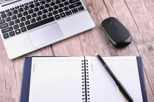 El teclado, el ratón y los accesorios de oficina en la mesa.