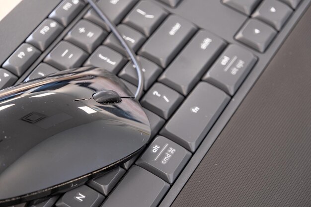 Teclado y ratón de la computadora en el escritorio de cerca