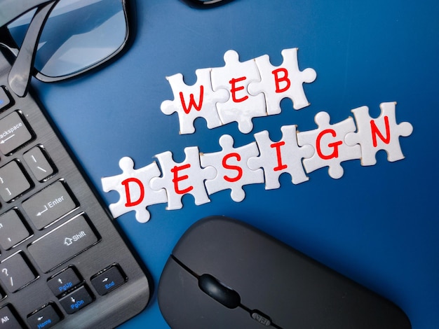 Teclado y ratón inalámbricos con la palabra DISEÑO WEB en un fondo azul