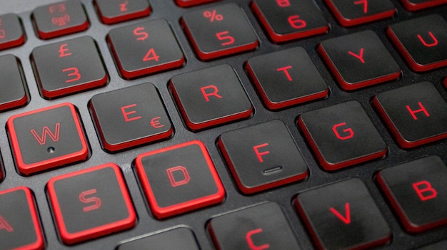 Teclado retroiluminado Teclas negras de primer plano con caracteres retroiluminados en rojo