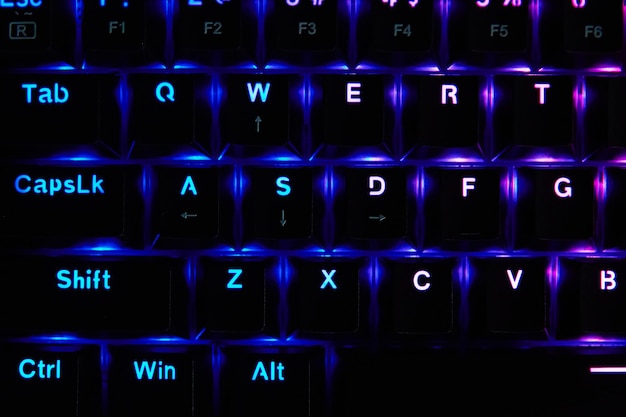Foto teclado rgb de jogo em fundo escuro