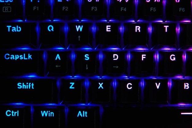 Foto teclado rgb de juego en fondo oscuro