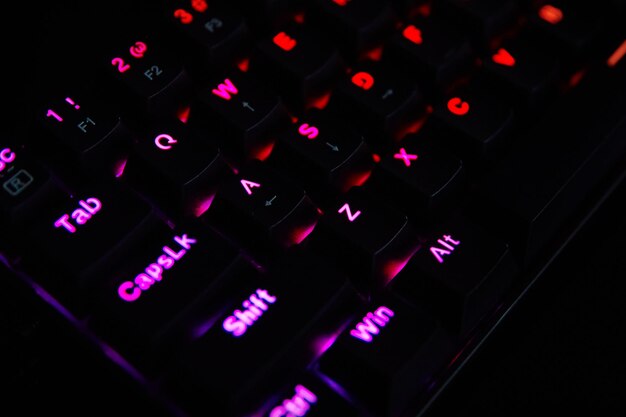 Teclado rgb para juegos sobre fondo oscuro