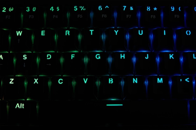 Teclado rgb para juegos sobre fondo oscuro