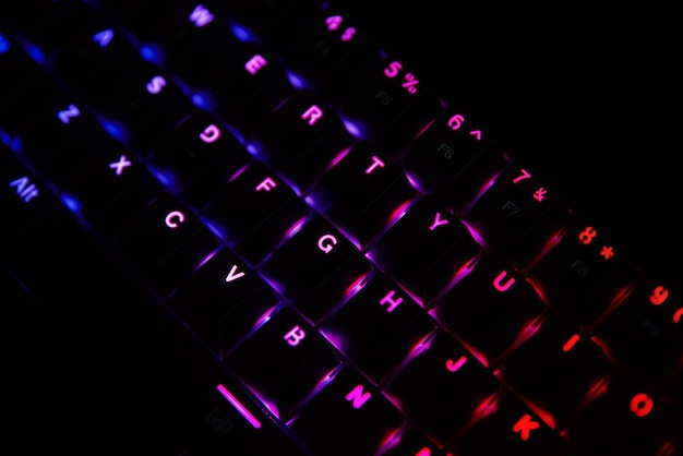 Teclado rgb para jogos em fundo escuro