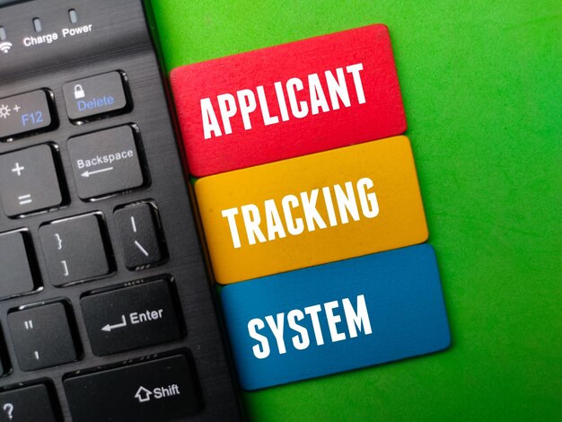 Teclado sem fio preto com a palavra APPLICANT TRACKING SYSTEM