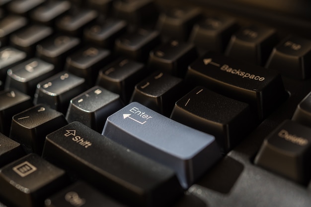 Teclado para servidor de la computadora o computadora de escritorio se centran en el botón enter en un teclado