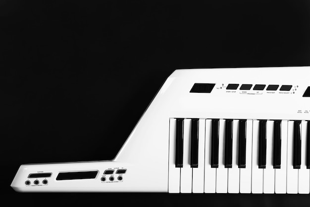 Foto teclado de sintetizador sobre fondo negro