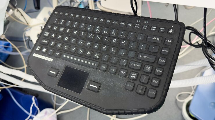 Foto un teclado con un teclado que diga "pc" en él.